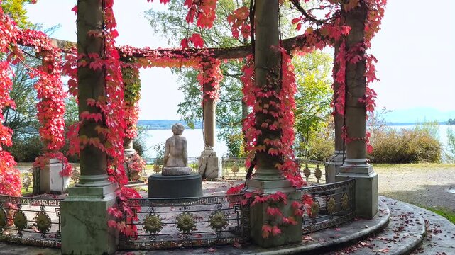 Monopteros mit herbstlich rot gef&auml;rbten Weinbl&auml;ttern im Schlosspark H&ouml;henried, Bernried, Bayern, Deutschland