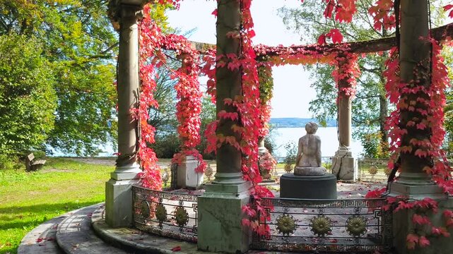 Monopteros mit herbstlich rot gef&auml;rbten Weinbl&auml;ttern im Schlosspark H&ouml;henried, Bernried, Bayern, Deutschland