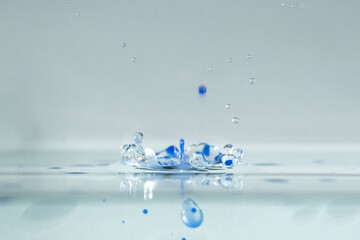 farbe tropfen wasser blau