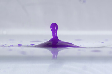 farbe tropfen wasser lila