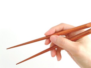箸を持つ日本人女性の手