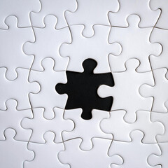 Obraz premium Jigsaw puzzle with solid white pieces and one black in the center symbolizing yin and yang