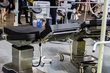 Obstetric mechanical-hydraulic operating table