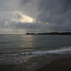 曇り空の下でも、夕暮れ時の海を訪れました。
