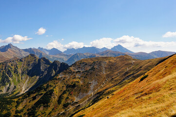 górska panorama, góry, jesienne kolory, europa, polska, tatry, krajobraz, wycieczka, turystyka, wrzesień, górskie szczyty, niebo, chmury, jesień © Krzysztof