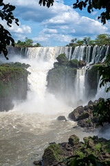 Fototapeta premium Hermosas vistas de las Cataratas del Iguazú en un día soleado. Argentina