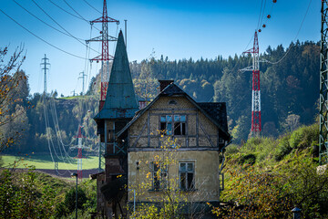 Verfallenes Haus an der Bahntrasse in Trutnov © Coernl
