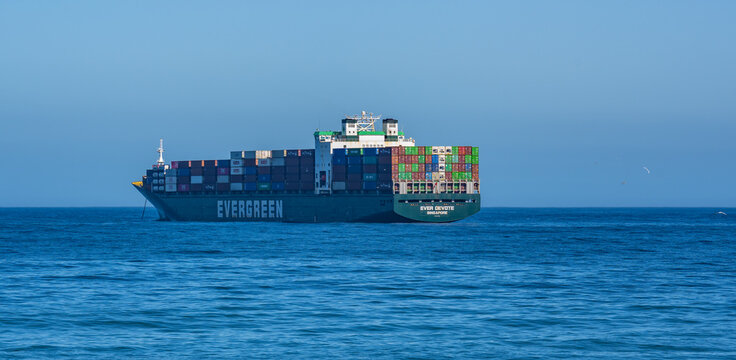 Containerschiff von der Reederei EVERGREEN mit Container vor Kapstadt auf Anker gelegt auf dem Atlantischen Ozean