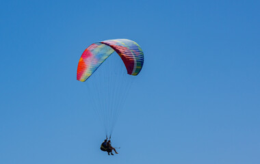 Paragliding Tandem-Gleitschirmflug vom Tafelberg zur Promenade Kapstadt Südafrika