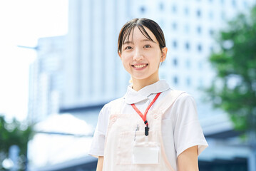 白衣とエプロンを着た若い女性