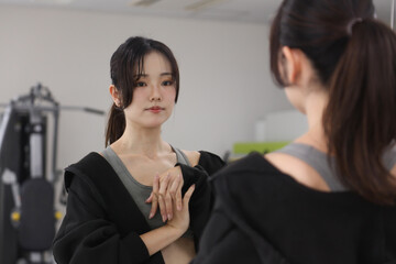 ストレッチをする女性