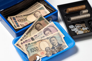 手提げ金庫と現金で立て替え精算のイメージ