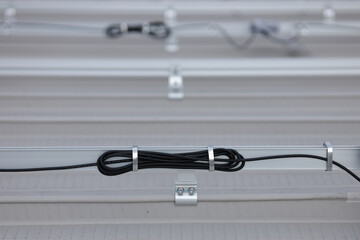 Organize the electrical wires from the solar panels using flat aluminum wire wrapped around the rails. Aluminum wire for outdoor use.