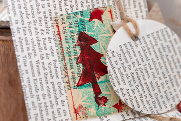 Weihnachtliche Geschenkeanh&auml;nger Anh&auml;nger in Sternform aus antiken Buchseiten gefertigt mit schwarzen aufgestempelten Sternen.