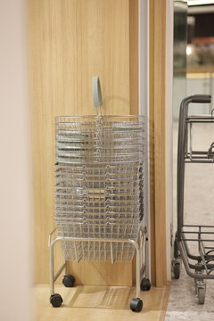 Stainless steel baskets are placed in front of the shop. Stainless steel baskets are provided for customers who come to use the service.