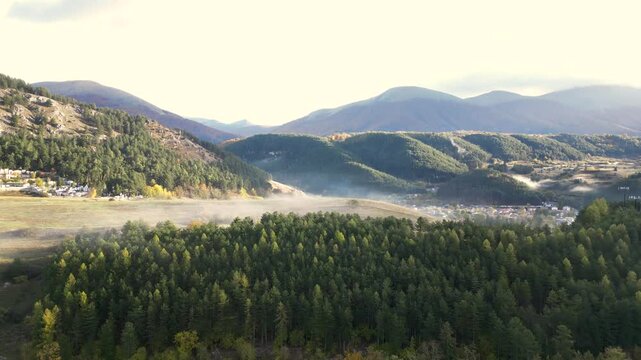 Vista aerea di Pescasseroli nel parco nazionale di abruzzo Lazio e Molise. Il foliage in autunno