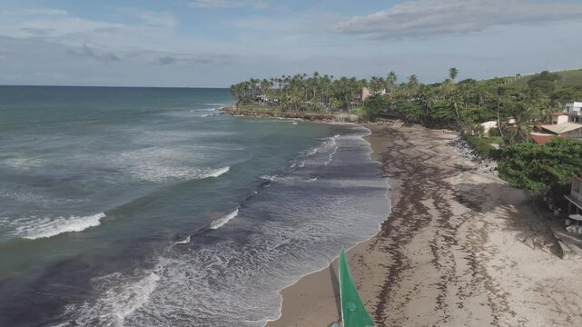 Imagem a&eacute;rea de Jangada, surfista e pessoas jogando futebol altinha na Praia da Ta&iacute;ba - S&atilde;o Gon&ccedil;alo do Amarante, Cear&aacute;.