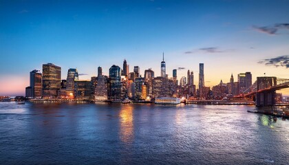 Obraz premium Manhattan skyline at dusk over the river, New York City.
