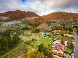 Vista aerea di Pescasseroli nel parco nazionale di abruzzo Lazio e Molise. Il foliage in autunno