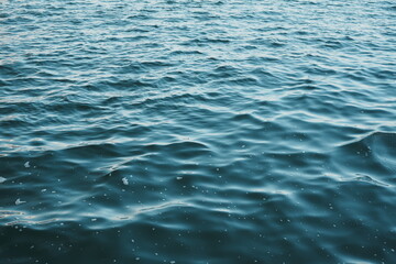 埠頭から見える青い海の水面