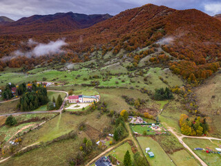 Vista aerea di Pescasseroli nel parco nazionale di abruzzo Lazio e Molise. Il foliage in autunno