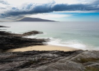 Obraz premium Sandy beach with dramatic blue sky