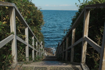 海へ続く下りの階段