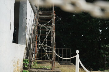 廃墟の老朽化して封鎖された階段