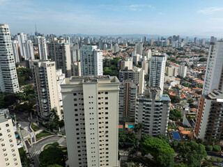 Obraz premium Fotos aéreas da região da Chácara Klabin, em São Paulo, capturam uma perspectiva única deste bairro elegante, com suas ruas arborizadas e edifícios modernos. As imagens mostram o equilíbrio entre área