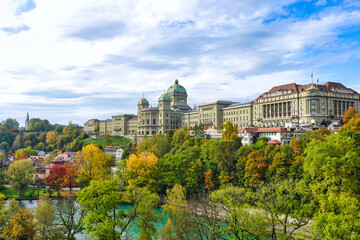 Naklejka premium Federal Palace of Bern, Switzerland – Autumn View with Aar River and Colorful Foliage