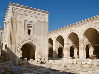 Obraz premium An ancient and historical caravansary with its mosque and side chambers in Cappadocia, Turkey