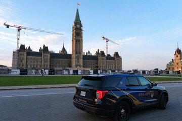 Obraz premium Parliament protection vehicle in front of the Parliament Hill October 2024