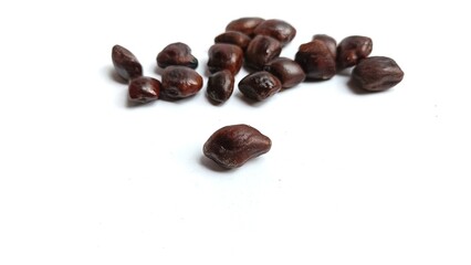 The scattered tamarind seeds with a distinctive dark brown color indicate that the fruit is of very good quality. very suitable for background design and design elements.