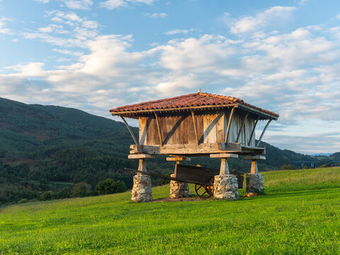 Horreo Asturiano Ermita La Regalina, Cadavedo, Asturias