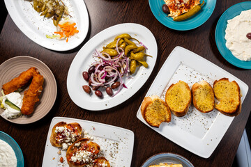 Griechische Vorspeise Antipasti im Restaurant im Überblick 