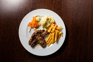 Lamm beim Griechen, mit Pommes und Reis im Restaurant