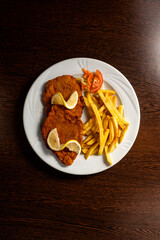 Wiener Schnitzel mit Pommes - deutsche Küche, Nationalgericht