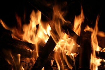 Obraz premium Image of burning embers in fire with charred pieces of wood
