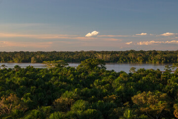Vista para o rio Napo ao entardecer