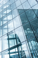 Obraz premium Un reflet d'immeuble dans les verrières de la façade dans un quartier d'affaire en France