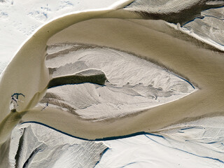 Piękne piaszczyste plaże nad Wisłą w okolicach Warszawy. Widok z lotu ptaka © hunter76