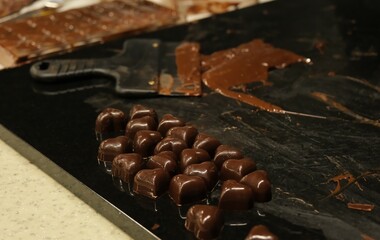 Making pralines with nut filling