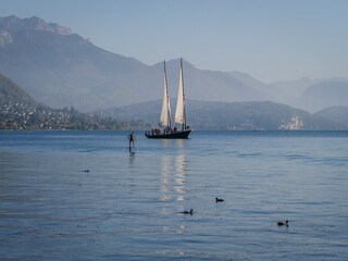 Rive du lac d'Annecy depuis la plage d'Albigny, Haute-Savoie, France