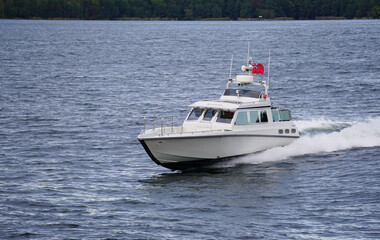 Naklejka premium A small boat traveling the sea