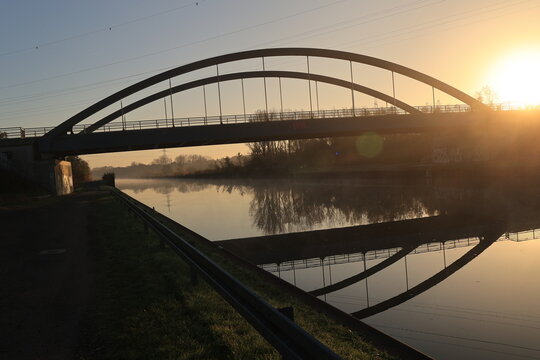 Sonnenaufgang mit Fr&uuml;hnebel am Datteln-Hamm Kanal bei Werne im M&uuml;nsterland