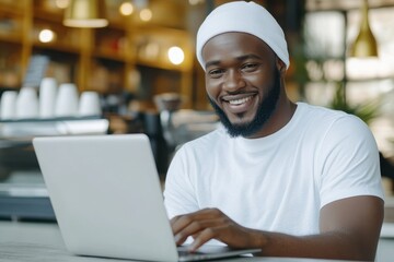 Obraz premium Young Entrepreneur Working Diligently on a Laptop in a Cozy Coffee Shop Setting