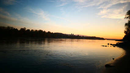 Obraz premium Abenddämmerung an der Donau bei Melk, Wachau