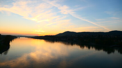 oranger Abendhimmel spiegelt sich in der Donau bei Melk 