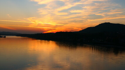 das Abendrot spiegelt sich in der Donau, bei Melk