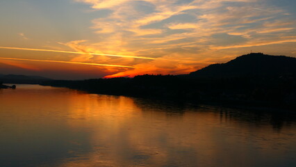 die Donau im Abendrot